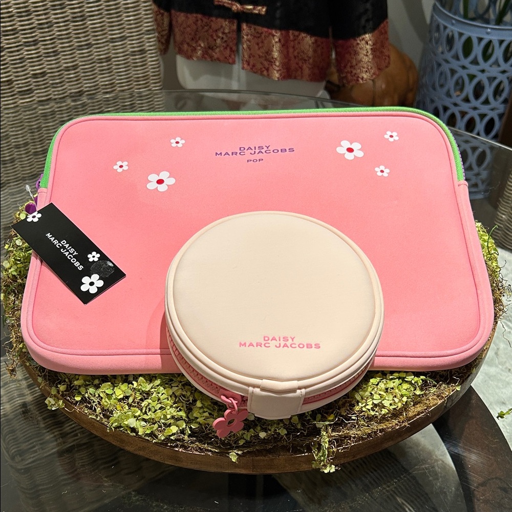 Marc Jacobs Cream and Pink Laptop Case & Round Pouch Set - Picture 4 of 6